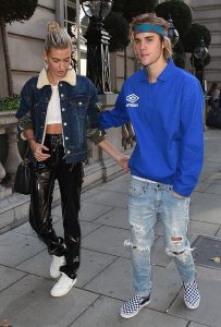 -Justin és lábán a sokszor látott slip-on-