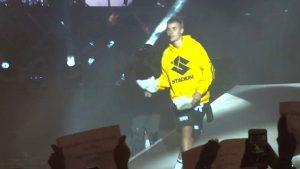 Justin bedobja a Cream White Yeezy-t a tömegbe
