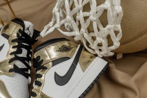 Jordan 1 Mid "Metallic Gold"